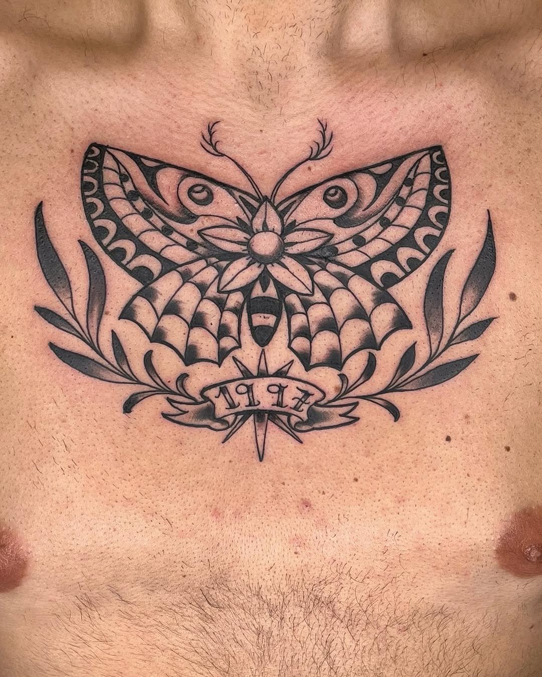 Tatuaje profesional en estudio MartinK Tattoo de una mariposa