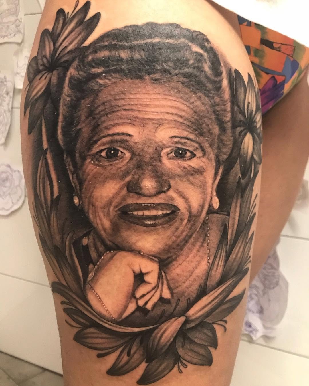 Portrait of grandma. grandmaportrait realistictattoo realismo martink_tattoo doshermanasdoshermanastattoo sevilla sevillatattoo sbnginksociety blackandgreytattoo isthiphop rockmusiceddonerespecttintaabuelaretratos
