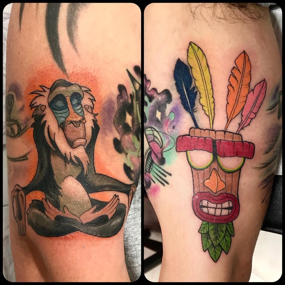 Rafiki del rey león y Aku Aku de Crash Bandicoot. akunamatata rafikireyleonlionkingcolortattoospopcoolfashion modatendencias musicatintaistasrock doneinstatattoocooltintabodyarthiphop budbunnymalumadoshermanas doshermanastattoo girlslifeamorlove followers