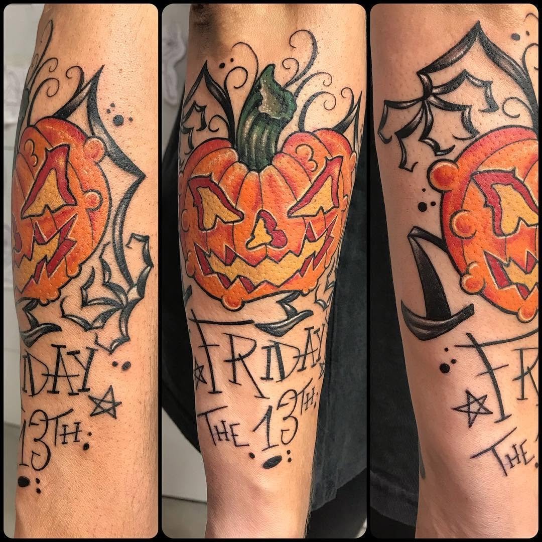 Special Halloween. owndesigndiseñopropiohalloween fridaythe13th viernes13 terrorstephenking pumpkinmartink_tattoo doshermanas doshermanastattoo sevilla sevillatattoo lettering colortattoo ed
