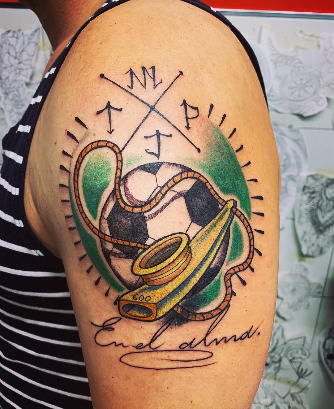 Tatuaje profesional en estudio MartinK Tattoo balón de fútbol