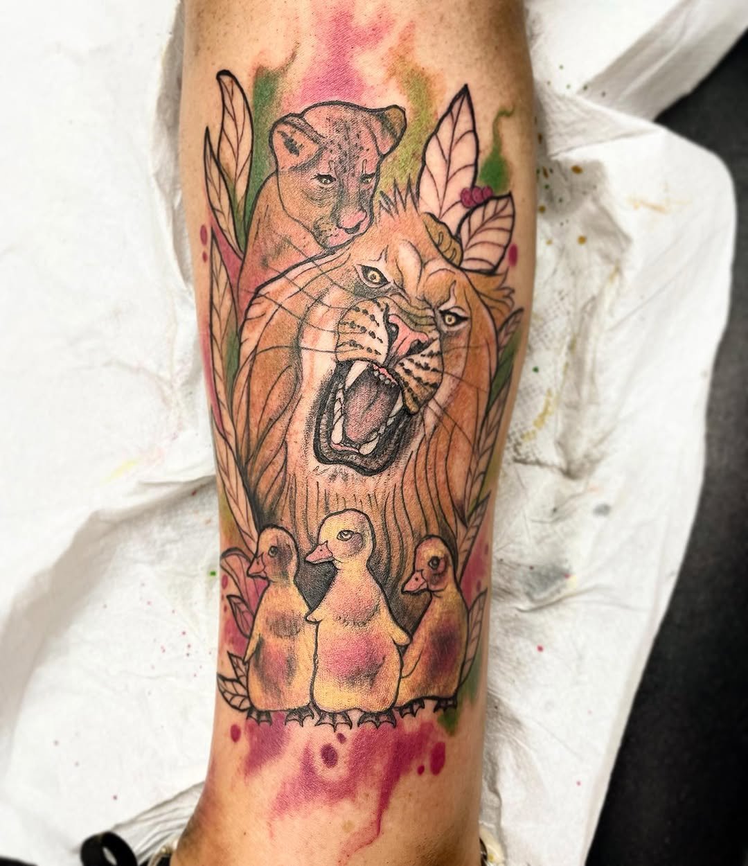 Tatuaje profesional en estudio MartinK Tattoo de unos leones con patitos a estilo acuarela