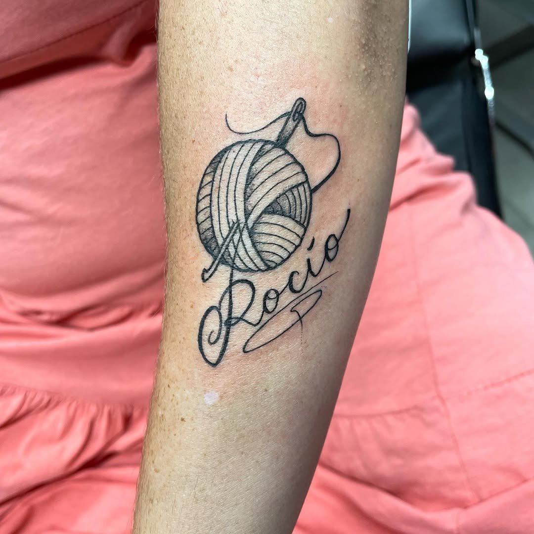 Tatuaje profesional en estudio MartinK Tattoo de un ovillo de lana