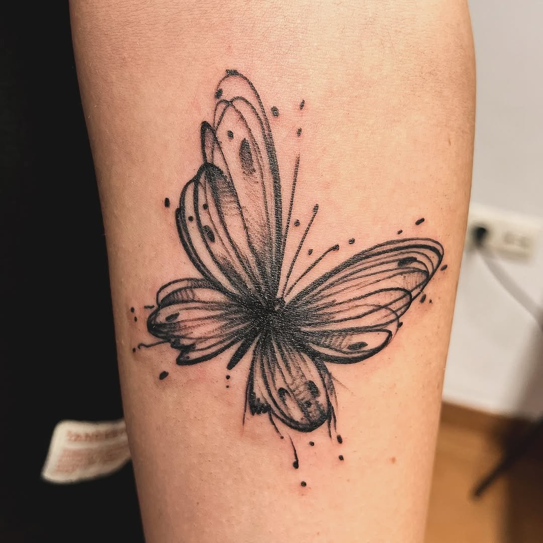 Tatuaje profesional en estudio MartinK Tattoo de una mariposa