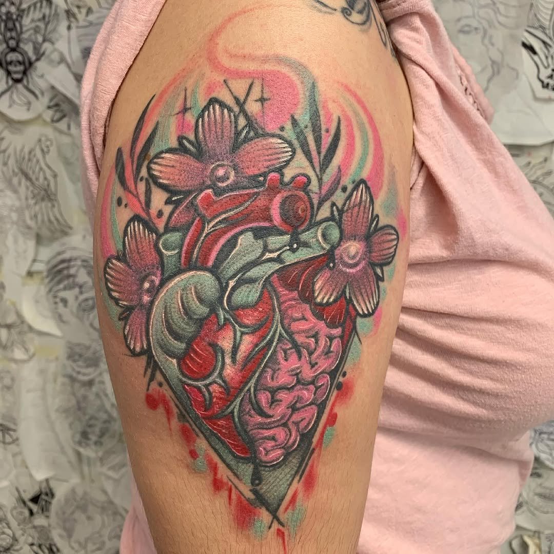 Tatuaje profesional en estudio MartinK Tattoo de un corazón con flores al estilo acuarela