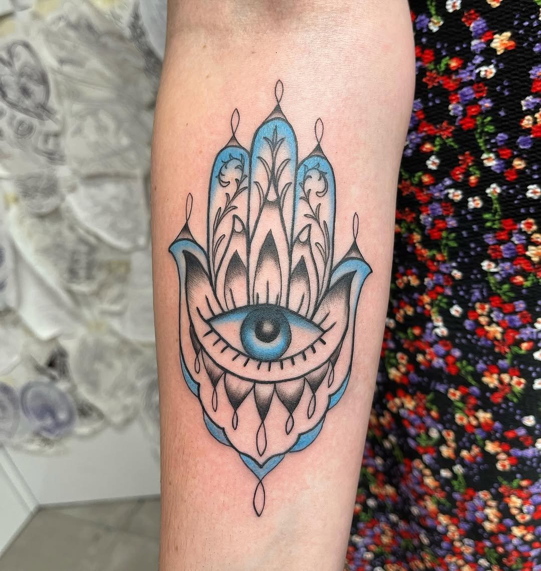Tatuaje profesional en estudio MartinK Tattoo de la Mano de Fátima
