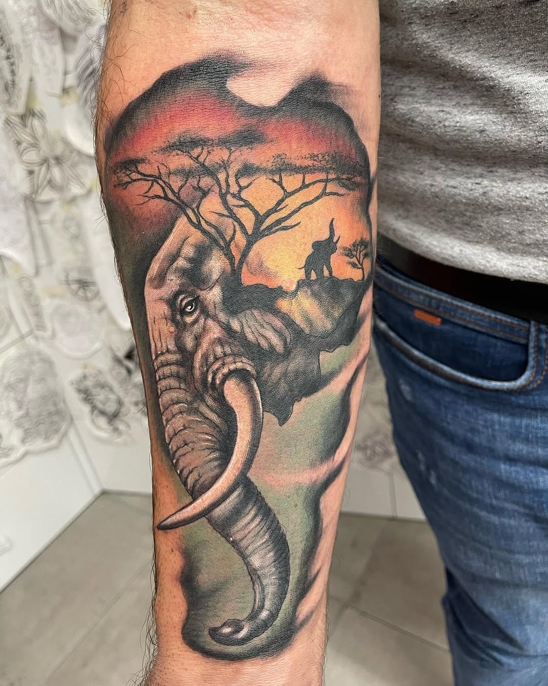 Tatuaje profesional en estudio MartinK Tattoo a color de África con elefantes