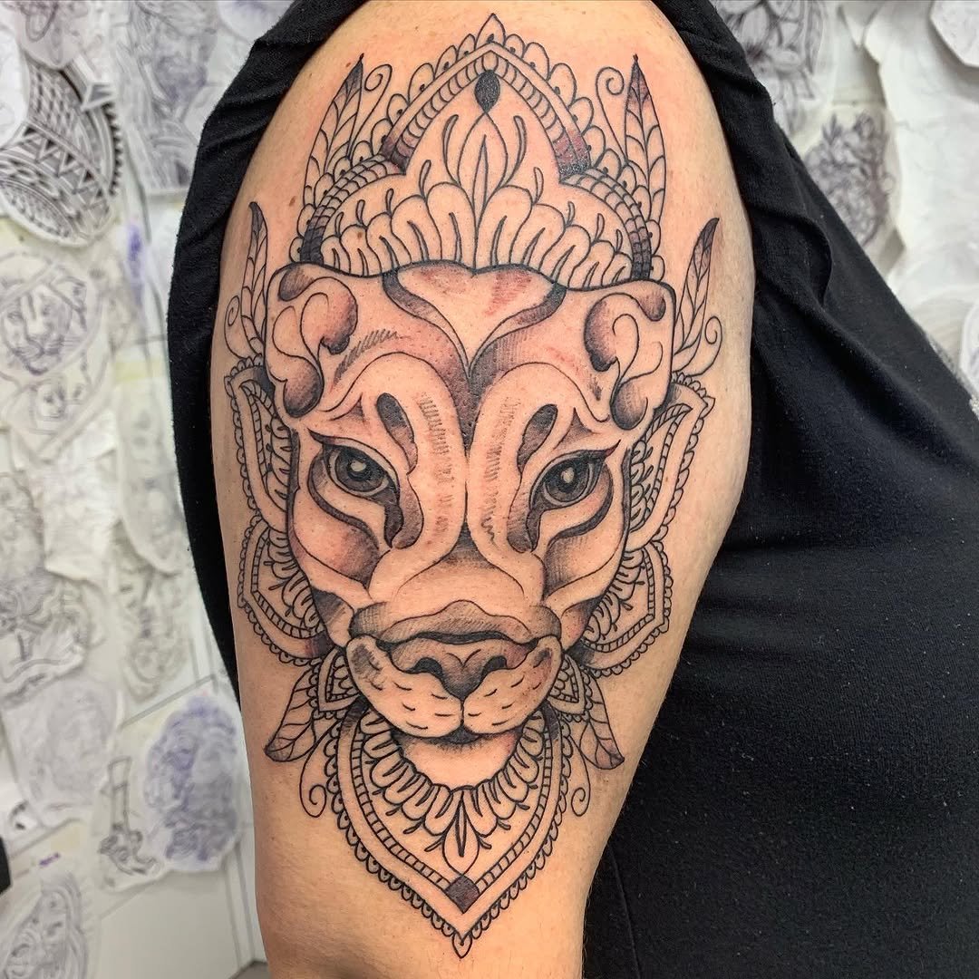 Tatuaje profesional en estudio MartinK Tattoo de una leona de estilo mandala