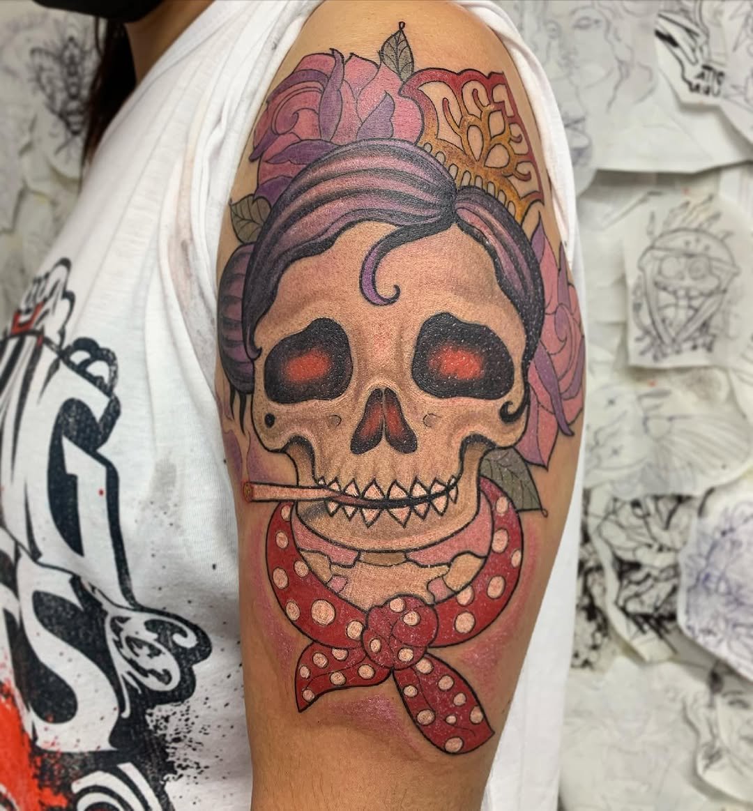 Tatuaje profesional en estudio MartinK Tattoo de una canina flamenca fumando un cigarrillo