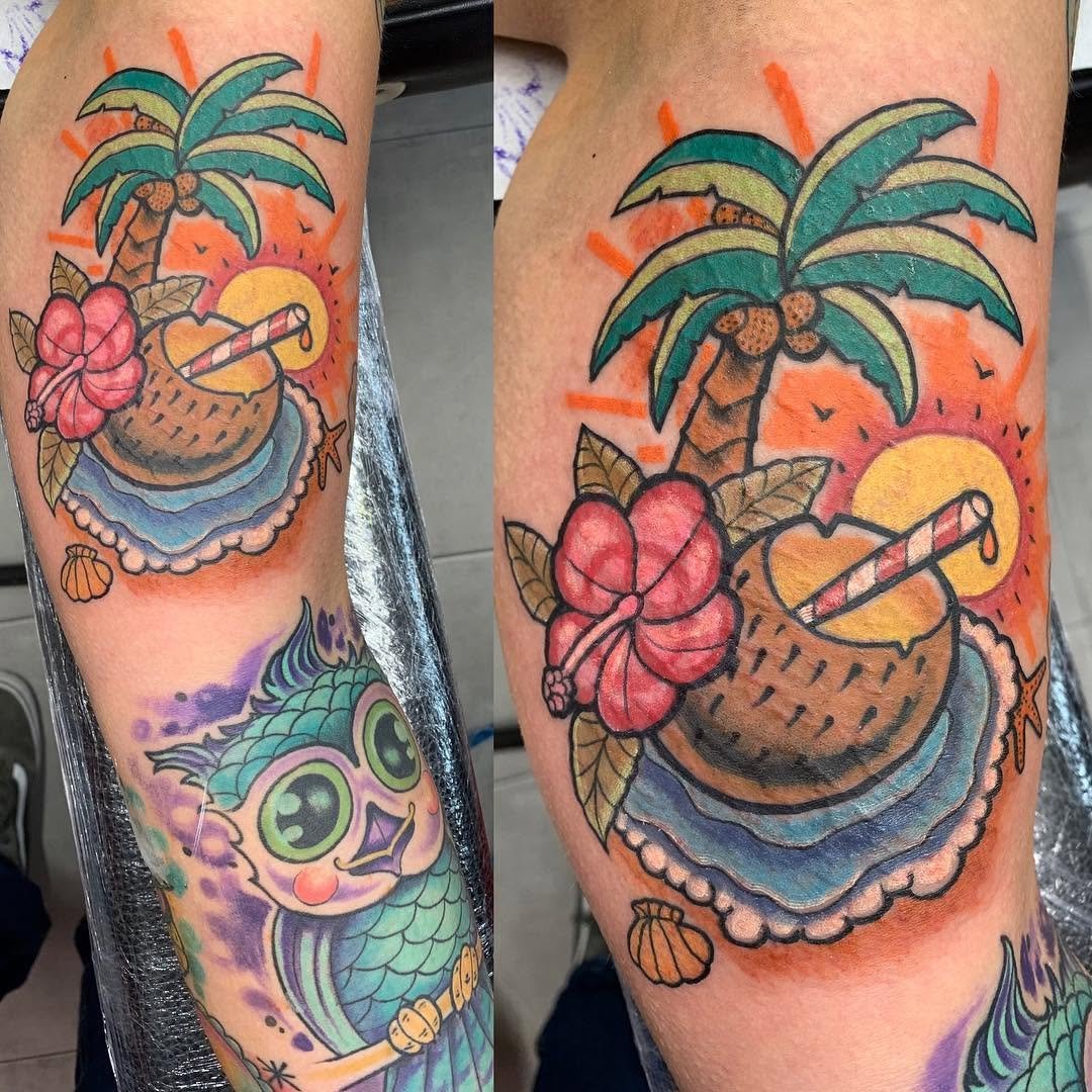 Tatuaje profesional en estudio MartinK Tattoo de palmera, coco