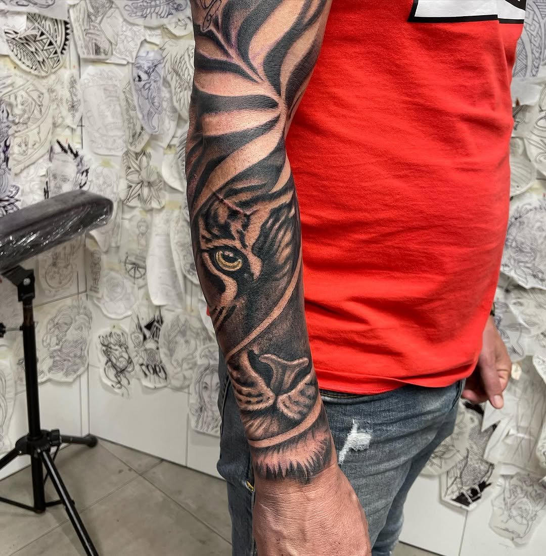 Tatuaje profesional en estudio MartinK Tattoo de un tigre