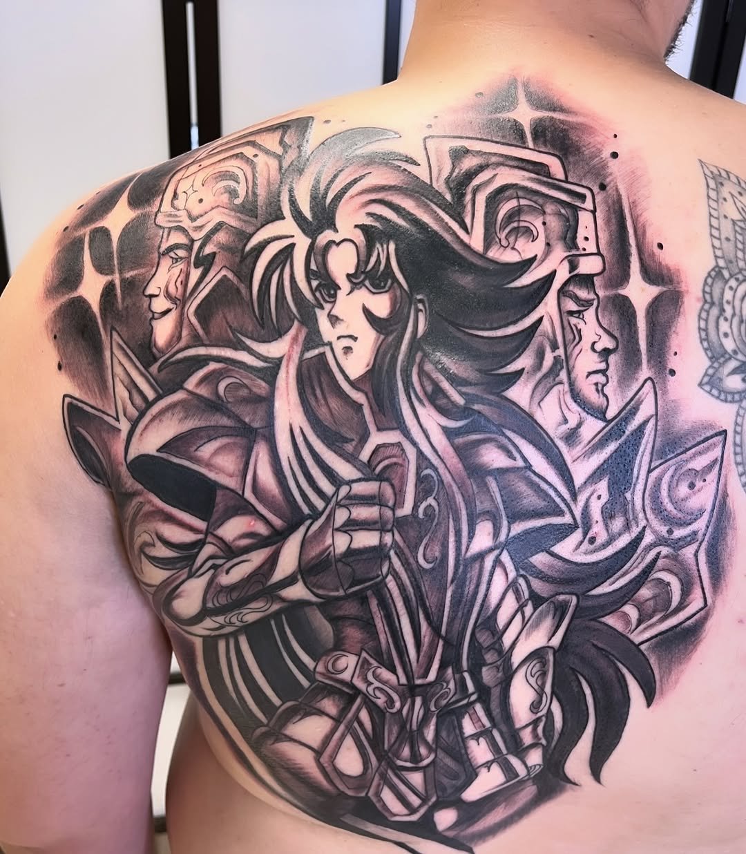 Tatuaje profesional en estudio MartinK Tattoo Géminis de caballeros del zodíaco