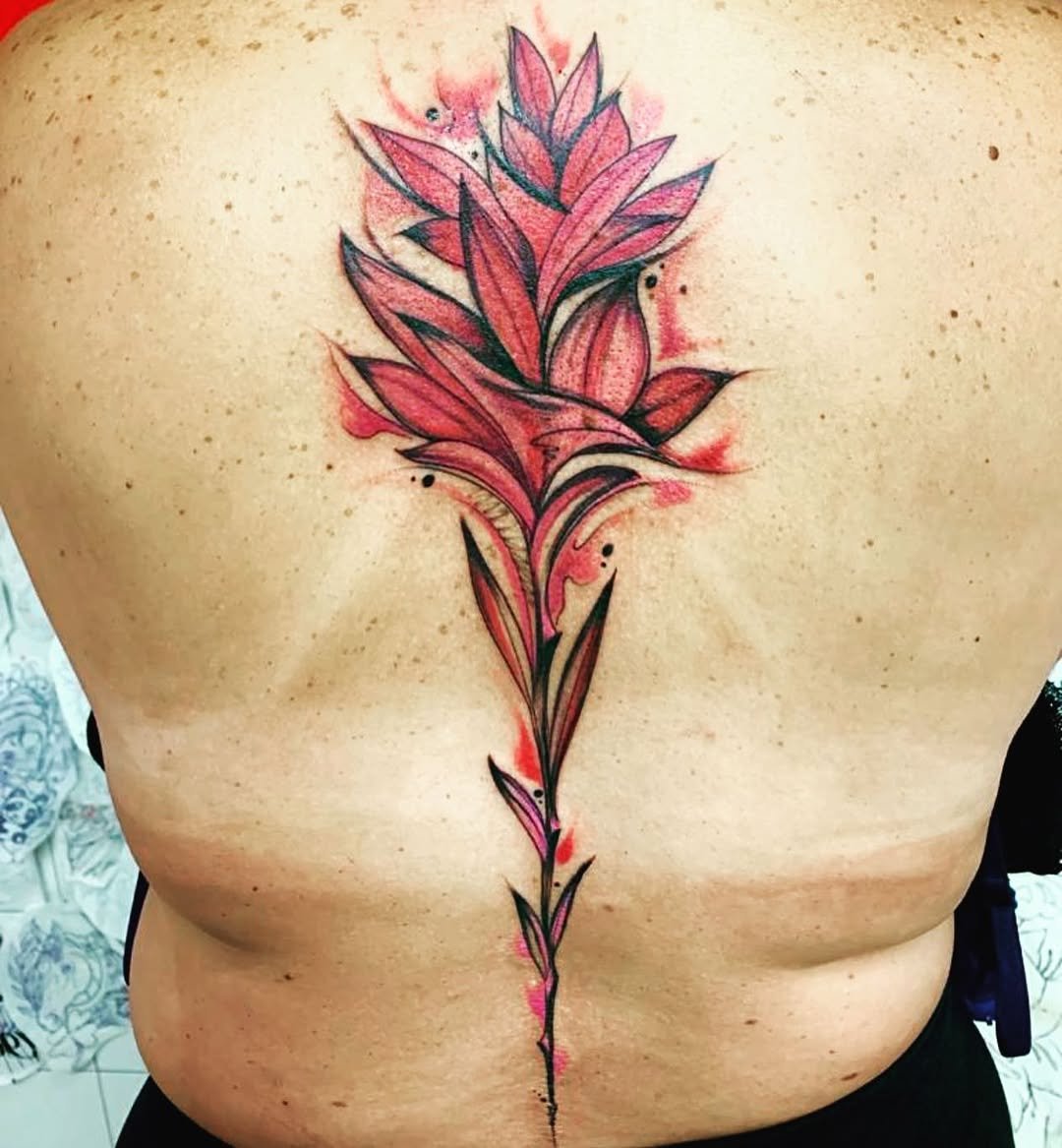Tatuaje profesional en estudio MartinK Tattoo de flores en la columna