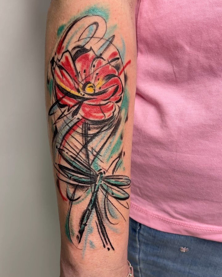 Pieza de estilo acuarela de flor y libélula