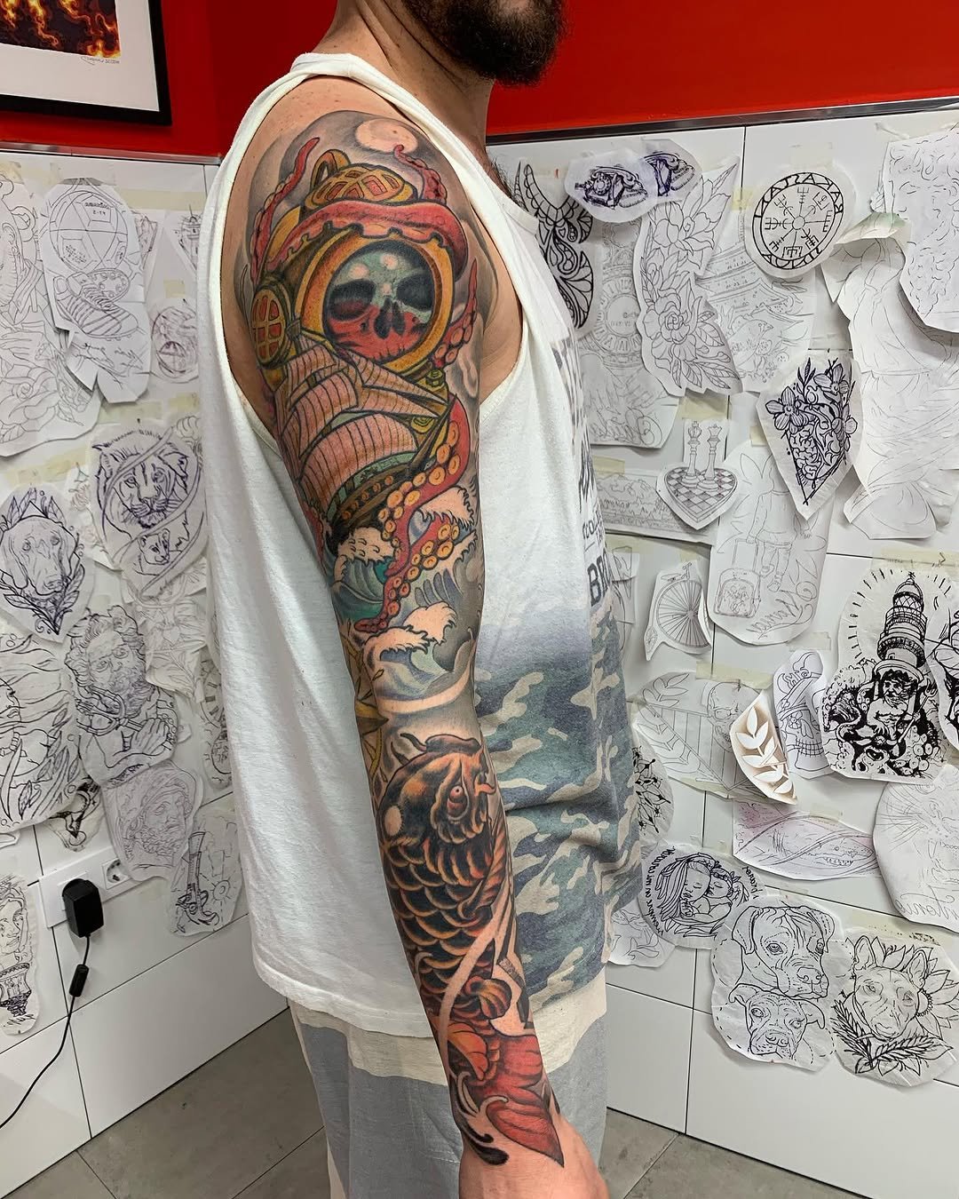 Tatuaje profesional en estudio MartinK Tattoo mar, carpa, calavera, pulpo, olas