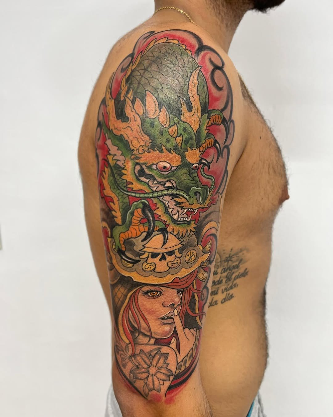 Tatuaje profesional en estudio MartinK Tattoo de un dragón chino