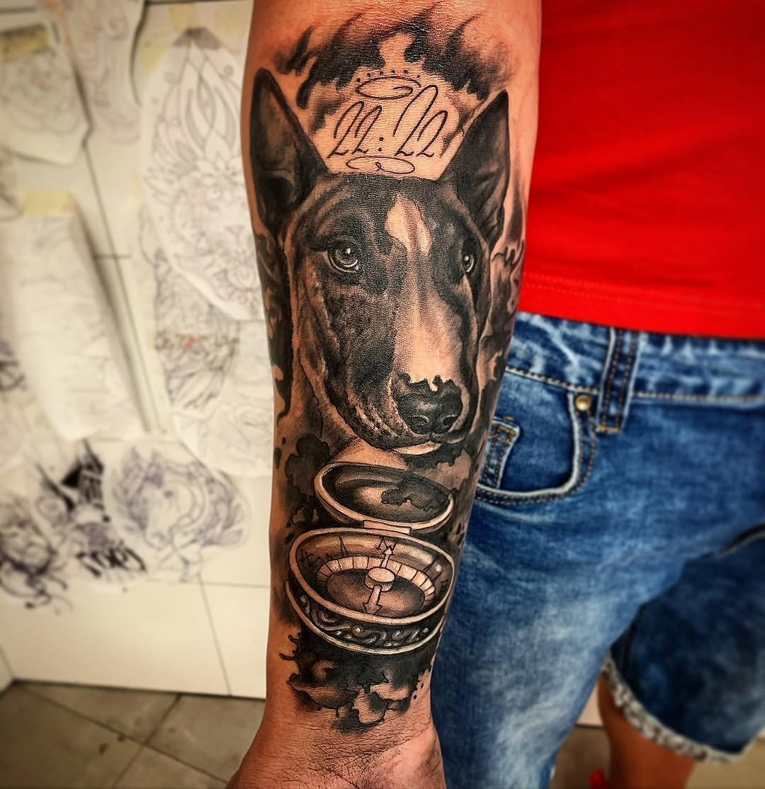 Tatuaje profesional en estudio MartinK Tattoo de un perro y una brújula