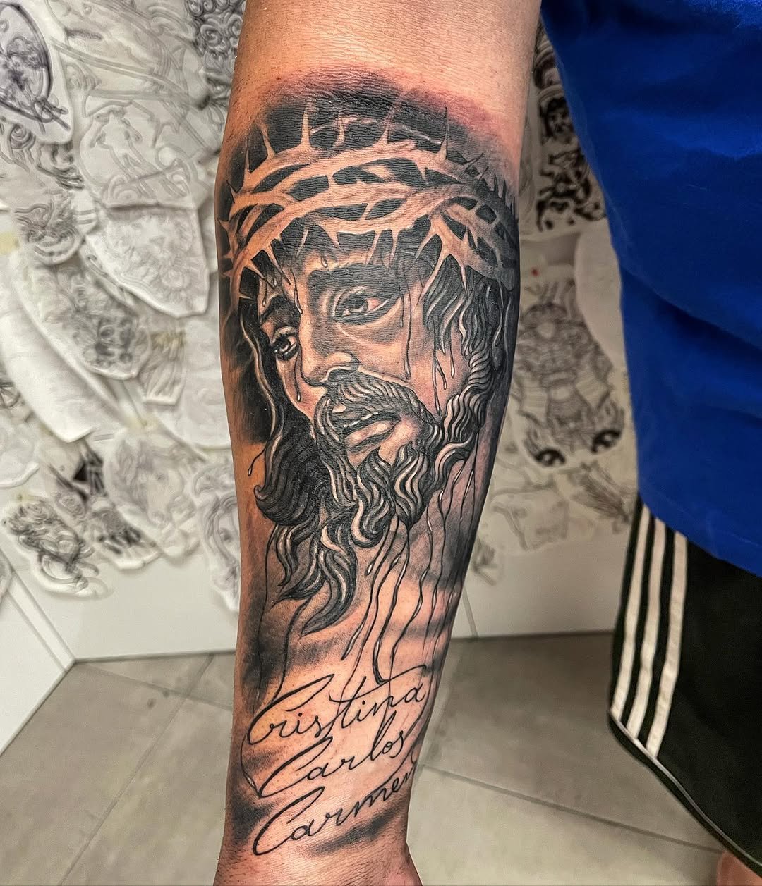 Tatuaje profesional en estudio MartinK Tattoo de Jesucristo