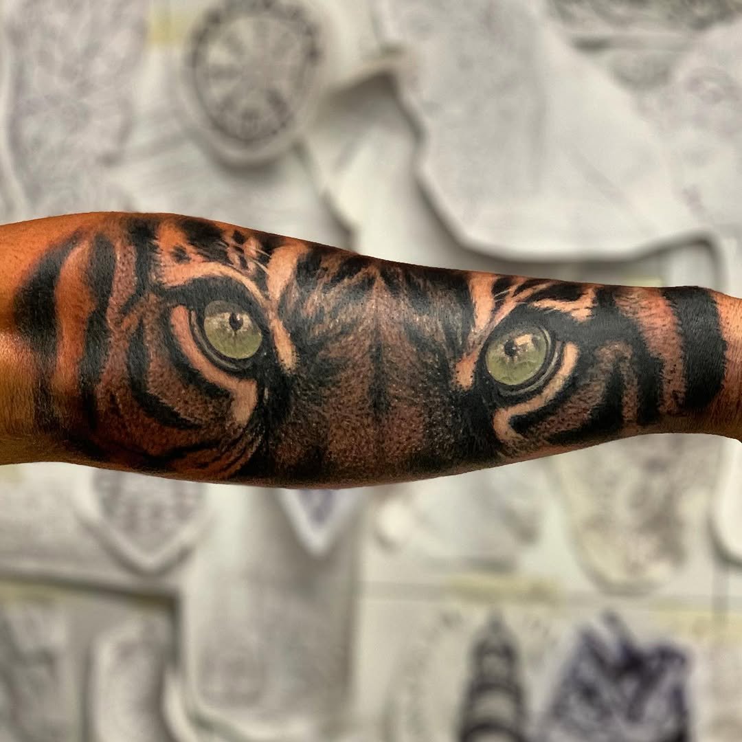 Tatuaje profesional en estudio MartinK Tattoo de los ojos de un tigre