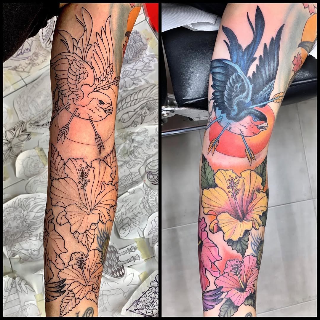 El pájaro golondrina con unas flores