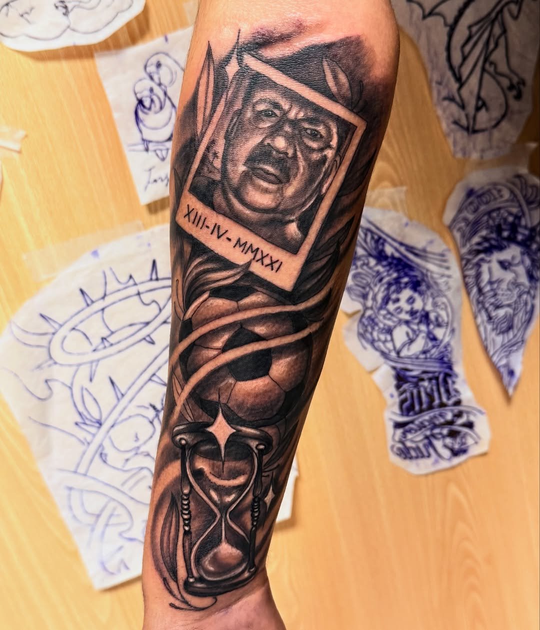 Tatuaje profesional de Homenaje a su abuelo, el fútbol y el tiempo que nos queda en estudio MartinK Tattoo