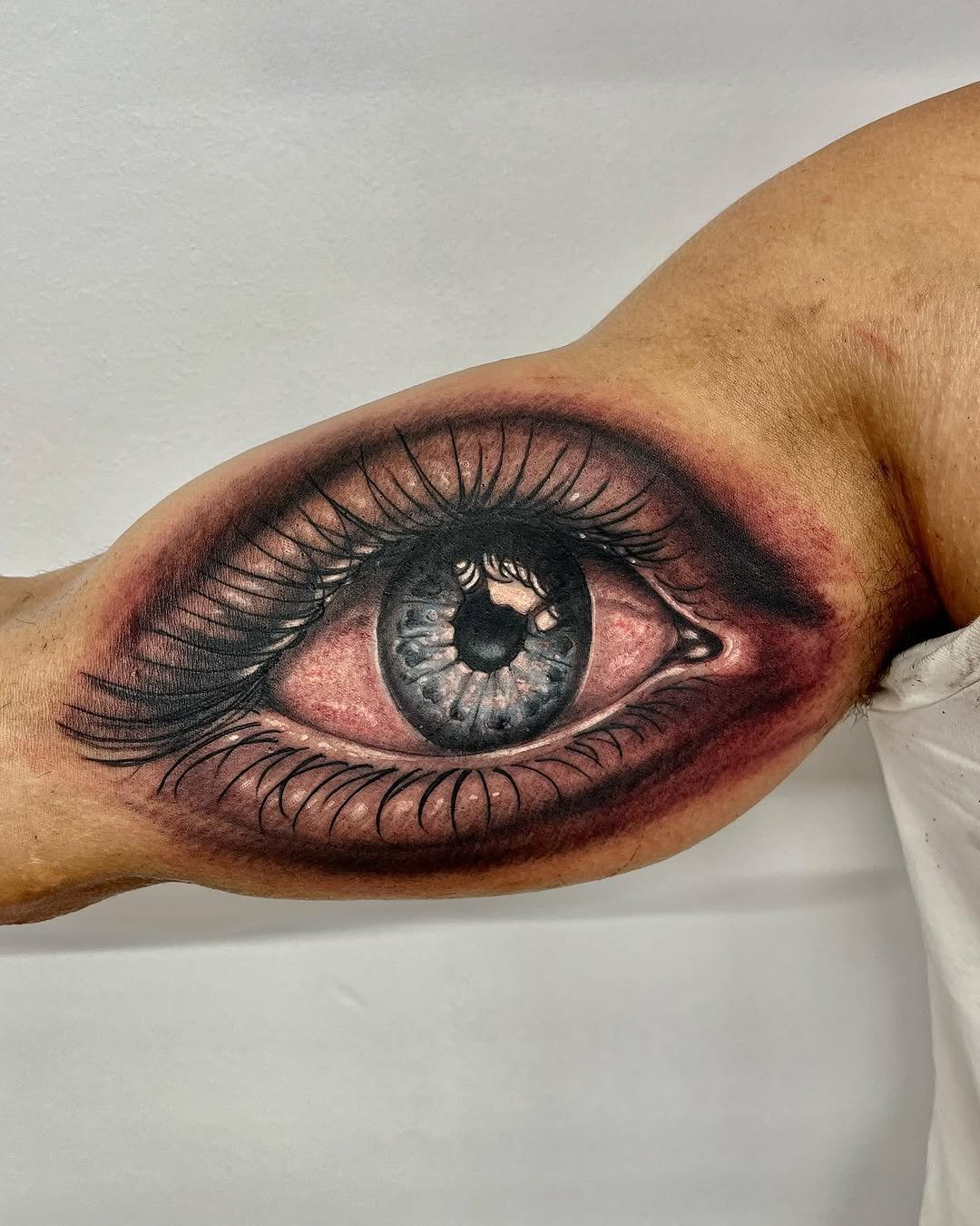 Tatuaje profesional en estudio MartinK Tattoo de un ojo en el brazo