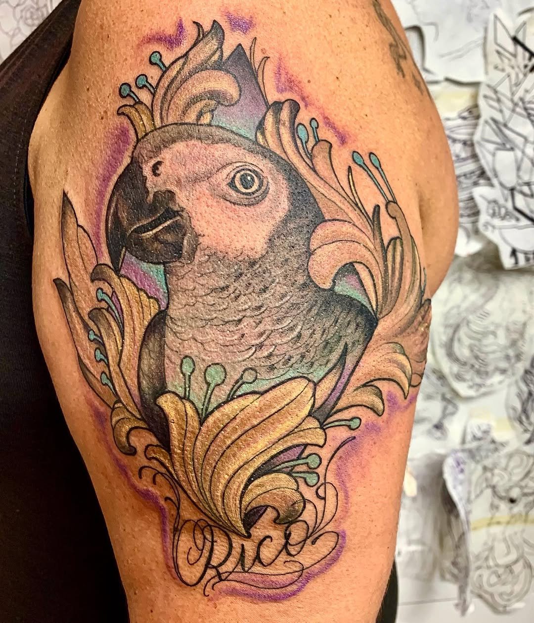 Tatuaje profesional en estudio MartinK Tattoo de un Loro