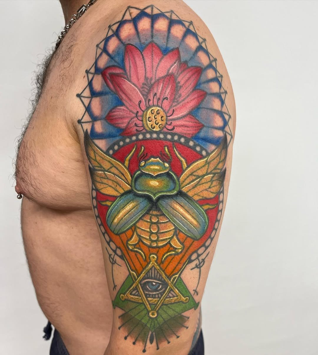 Tatuaje profesional en estudio MartinK Tattoo de un escarabajo alado y la flor de loto