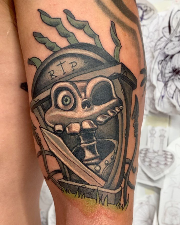Tatuaje profesional en estudio MartinK Tattoo de Medievil de PlayStation
