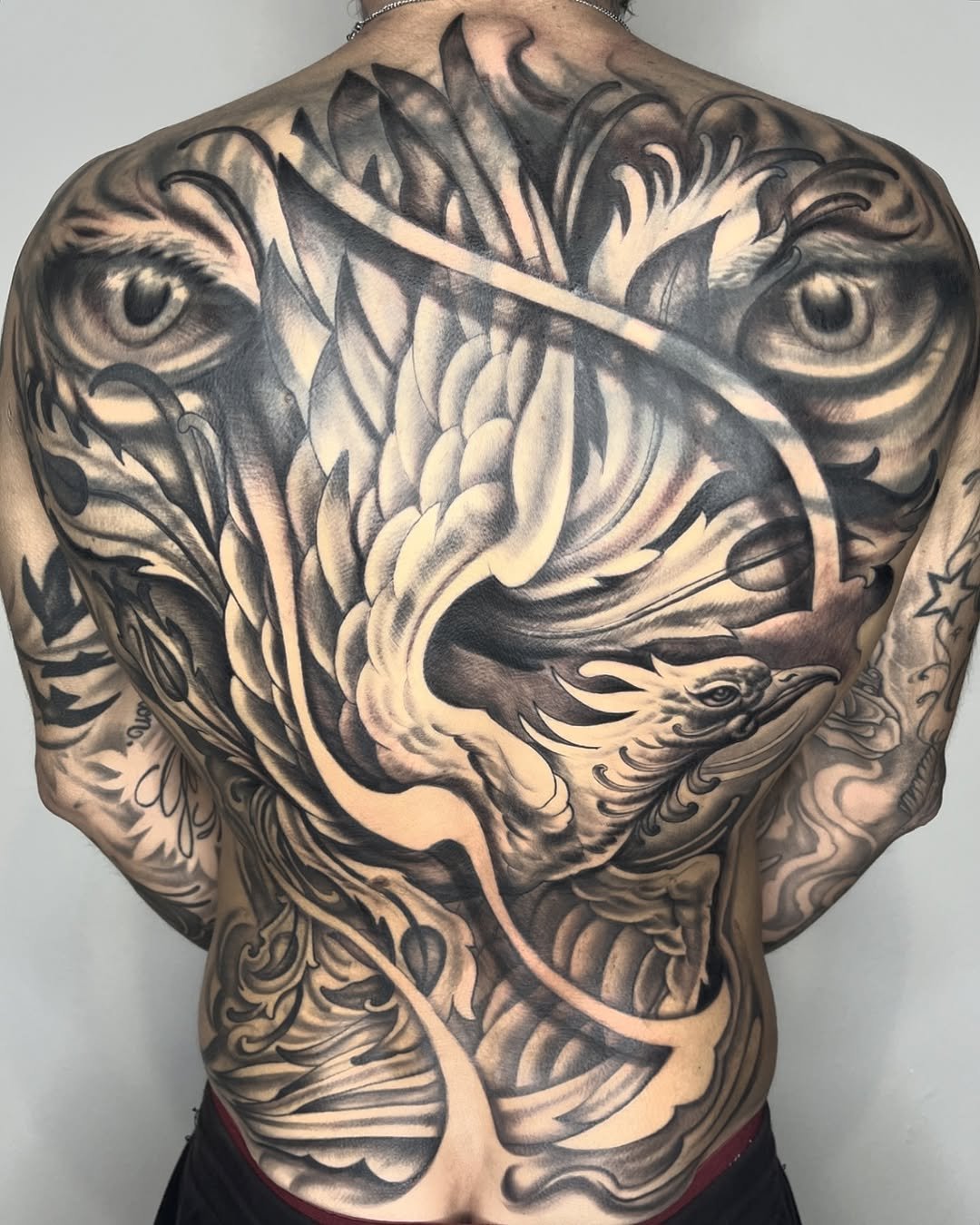 Tatuaje profesional en estudio MartinK Tattoo de una espalda con el ave fénix