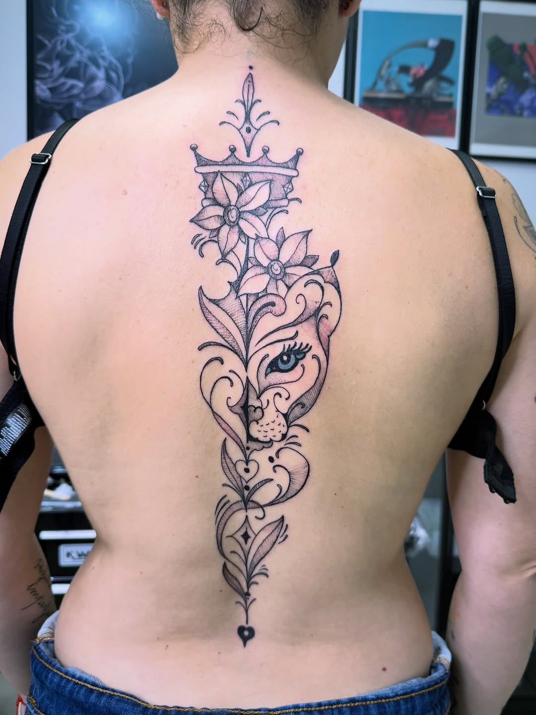 Tatuaje profesional de Felino con ornamentación floral en columna en estudio MartinK Tattoo