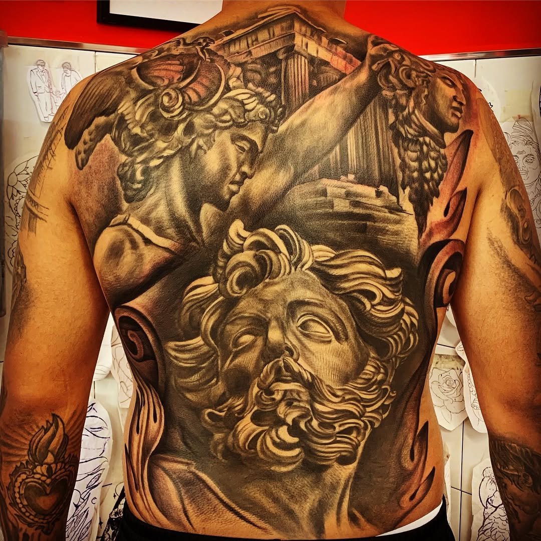 Tatuaje profesional en estudio MartinK Tattoo griego