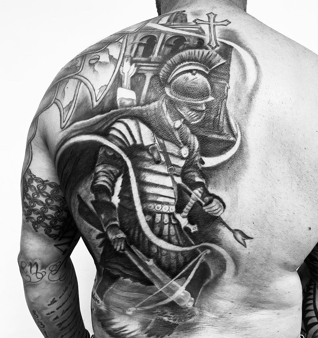 Tatuaje profesional en estudio MartinK Tattoo de un guerrero