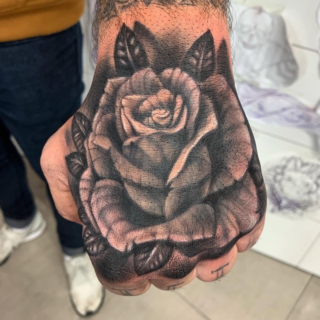 Tatuaje en mano floral. Manopla manoedhands rose blackandgrey blackandgreytattoo istinkistdoshermanas sevillasevillatattooedinstatattootattoo