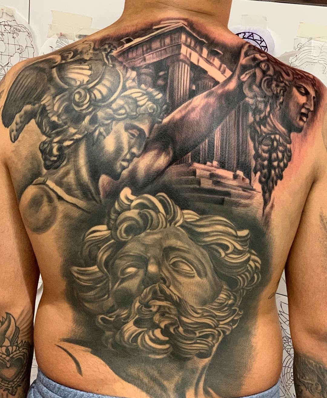 Templo Griego con Zeus backtattoo blackandwhiteblackandgreyblackandgreytattoo zeustattoo perseomedusasedistoartististpieltatuadatintarealistictattoo realism