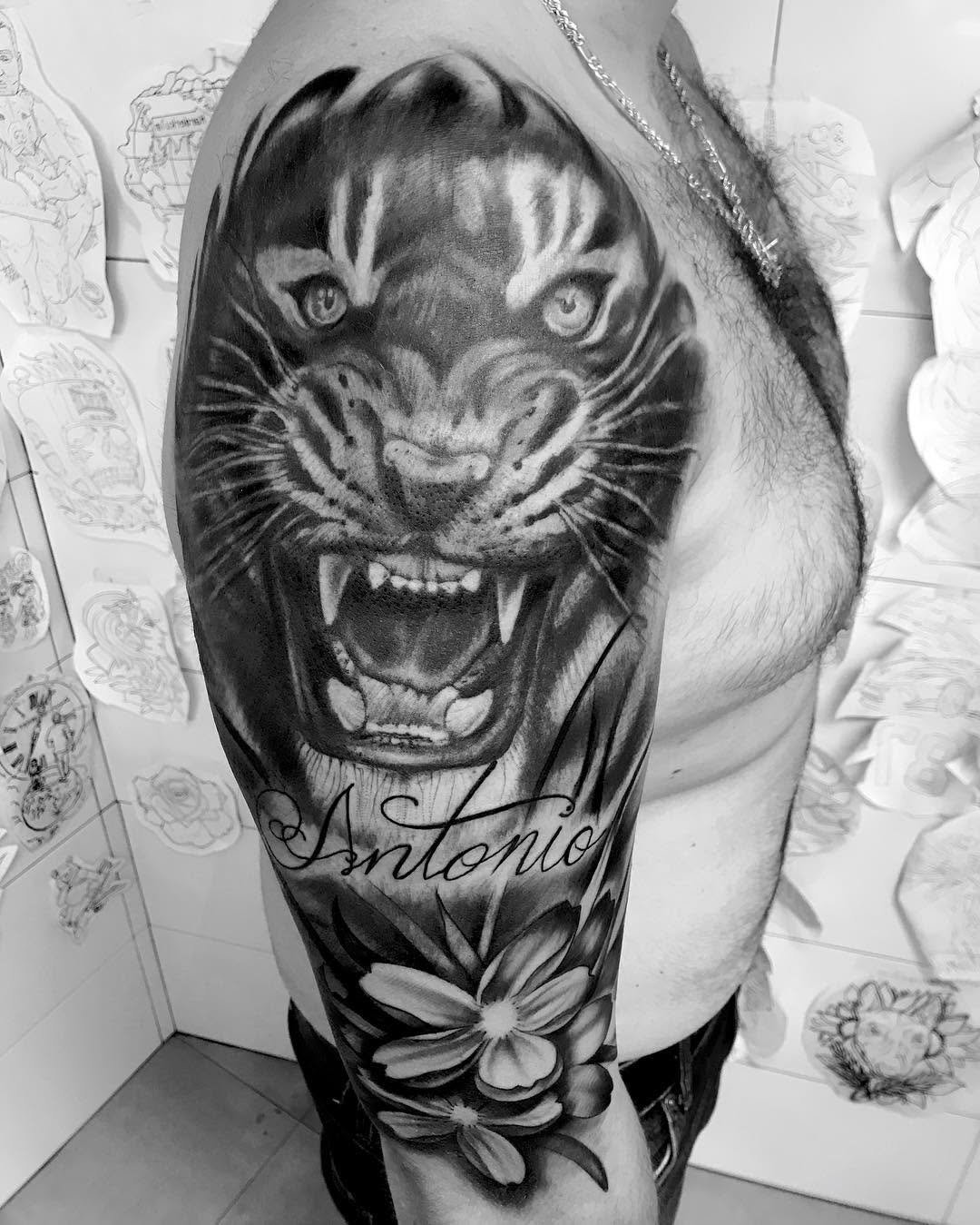 Tigre con lettering. blacktattoo blackandgrey blackandgreytattoo tigertattoo tigerstyle sleevetattoo bnginksociety negroygris tats ed ist istskindoshermanas doshermanastattoo utrera utreratattooingink sevilla sevillatattoo